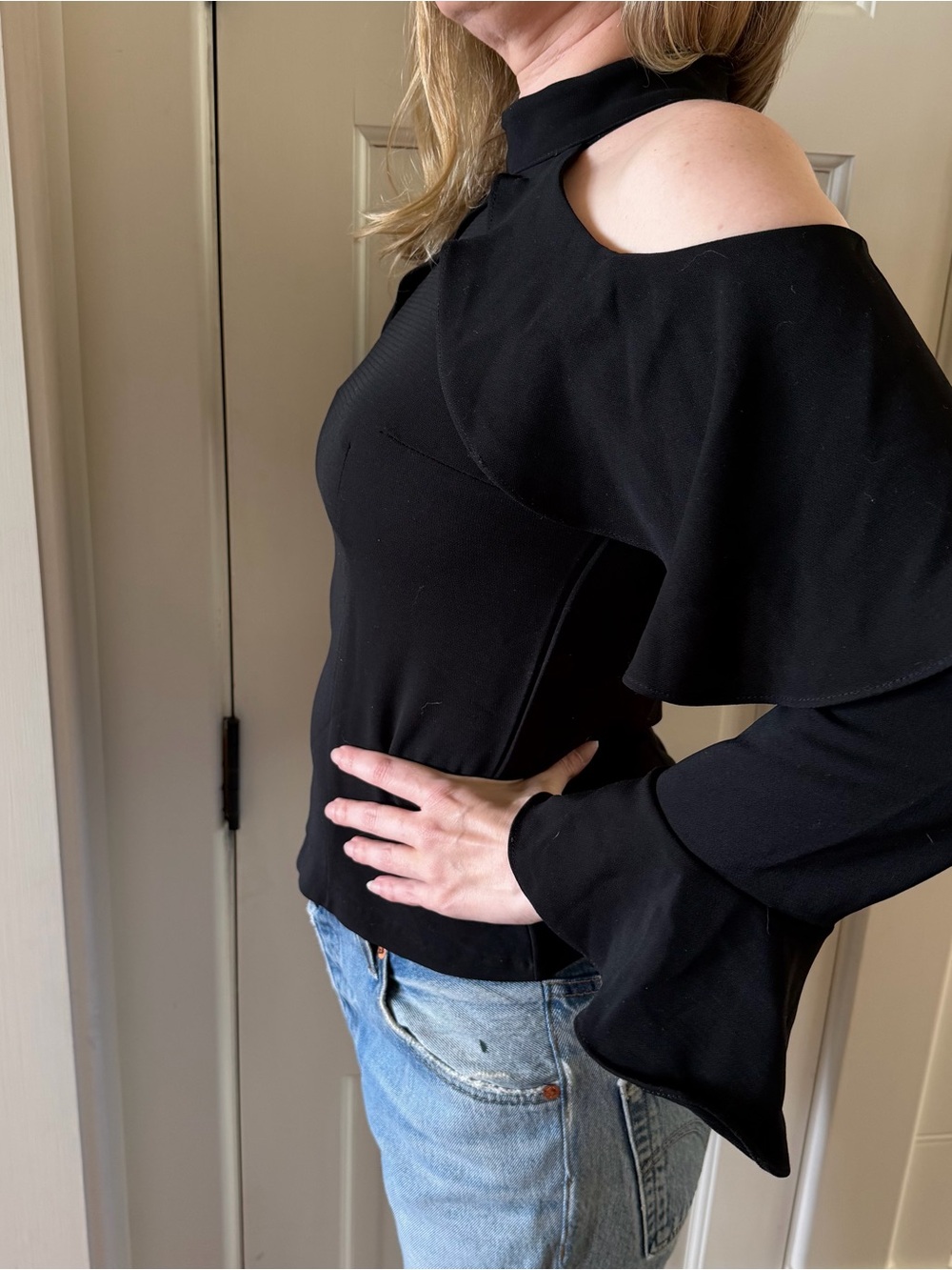 STORETS Cold Shoulder Top - Picture 3 of 9